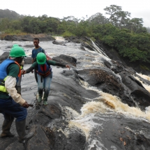 equipe-de-green-connexion-sur-les-cascades-de-dipipi-sur-le-fleuve-nyong